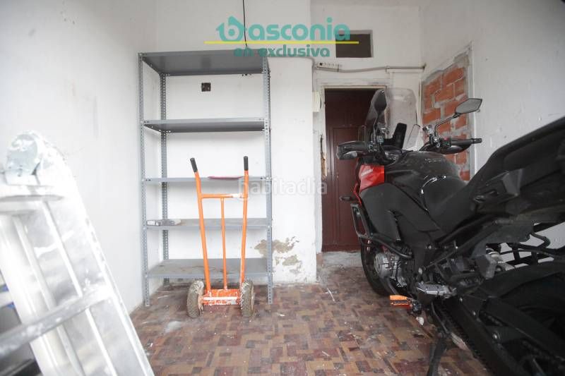 Foto fcc28fe3-3857-4104-8ba0-0a899fdbdfbf. Local comercial en aperribai auzoa 24 inmobiliaria basconia gestiona la venta de tres lonjas en la parte baja, al lado del ascensor, contiguas entre sí. en Galdakao