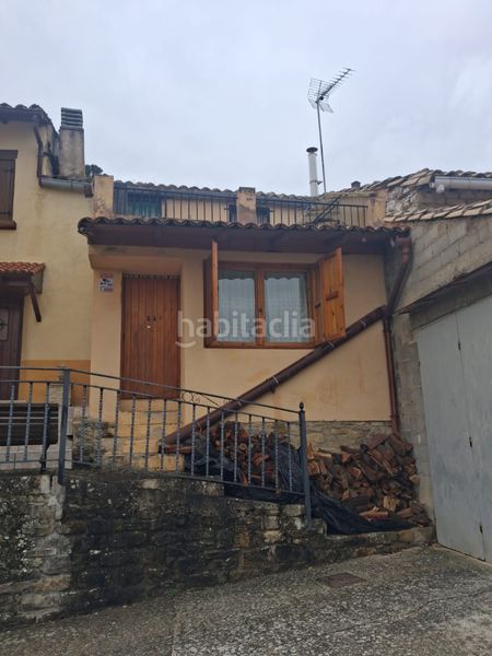 Foto 2c55e350-b948-40cd-9919-f161dd6afda0. Casa adossada amb xemeneia calefacció a Eslava