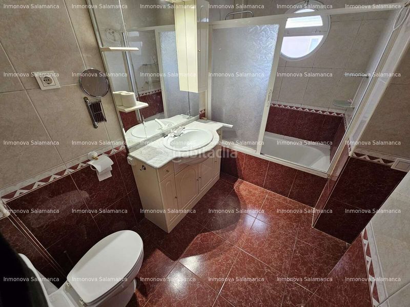 Foto 8d8bd84f-ca03-4fa9-8950-4b3c3473a2a2. Casa adossada amb calefacció aparcament piscina a Cabrerizos