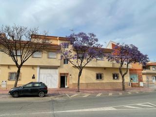 Casa a Balsicas. Edificio en balsicas con opción a tres viviendas independientes!