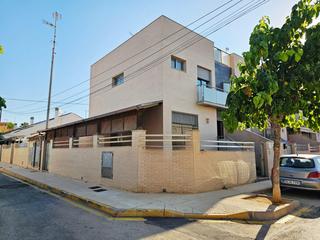 Maison en Torre de la Horadada. Exclusivo triplex de lujo con stano independiente a 100 m del m