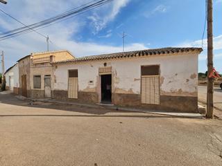 Masia a La Pinilla - Las Palas. Planta baja con gran patio en el campillo de arriba, fuente álam