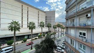 Apartament a Ciudad Jardín. Amplio piso de 3 habitaciones en el centro de cartagena, junto a