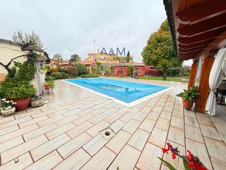 Chalet  Mina. Chalet individual  en la parrilla con piscina.