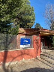 Chalet  Falso. Edificio en venta en viana de cega