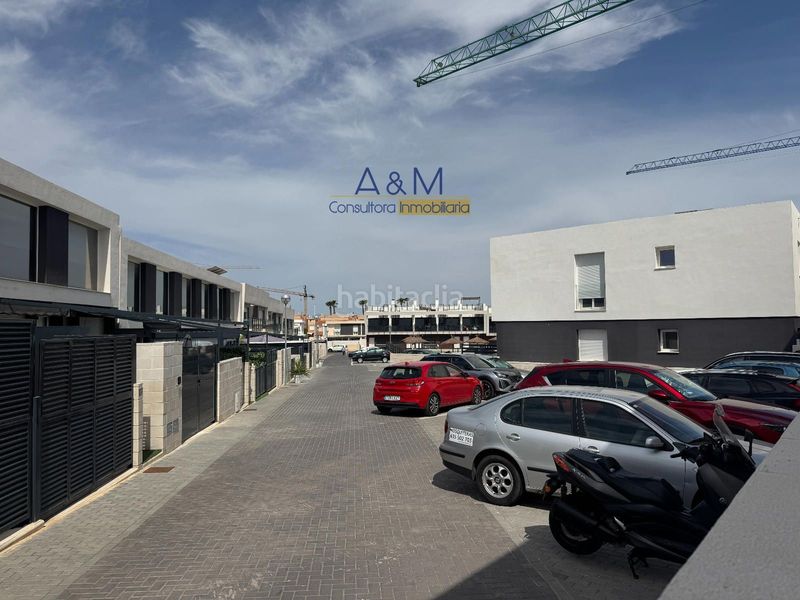 Foto bb1a6c03-2960-44c6-bd2e-d9d1cc2e5b0e. Casa adossada amb aparcament piscina a Monte y Mar Santa Pola