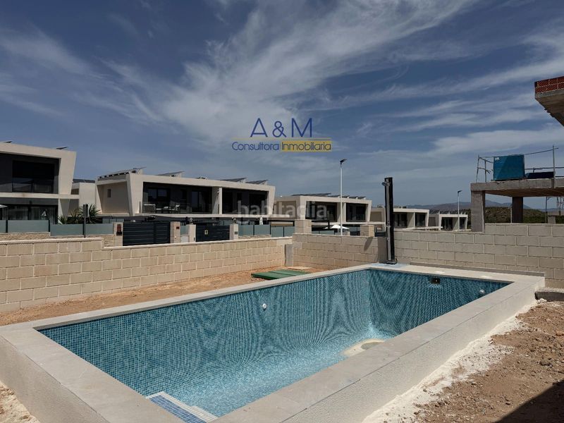 Foto c193b194-92ef-4e3f-bc13-7cff5ac04ccb. Casa aparellada amb aparcament piscina a Monte y Mar Santa Pola