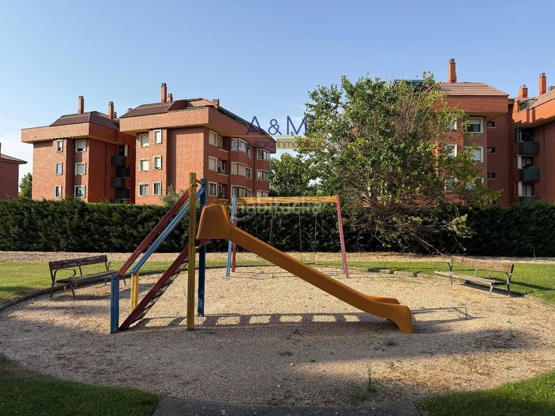 Foto b3f9eda0-498c-4f4d-a2dd-4d85509d489a. Àtic amb calefacció aparcament a Parque Alameda - Paula López Valladolid