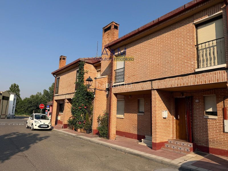 Foto 8771971b-3b16-4ff8-a360-5035625e6a6b. Casa adossada amb calefacció aparcament a Tudela de Duero