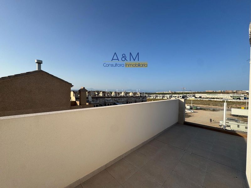 Foto 15fa2db3-d1c3-49ef-96db-95d3a3751f96. Casa adossada amb aparcament piscina a Monte y Mar Santa Pola