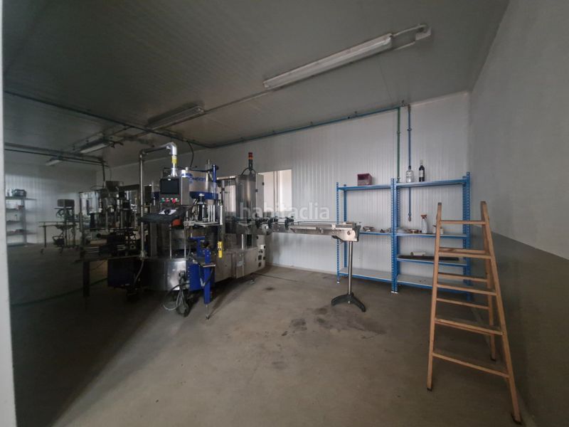Foto ef4dfec2-0319-4af3-9625-a31a28c33b26. Nau industrial a Quel