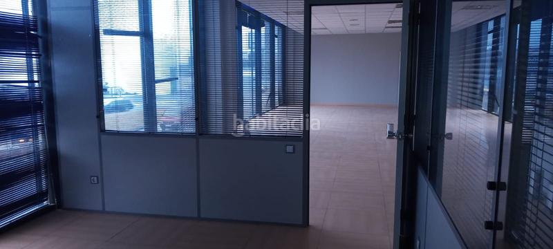 Foto 78e54d5b-63c4-4d8b-a2ca-1120ec763b3c. Affitto ufficio con parcheggio in Someso - Matogrande Coruña (A)