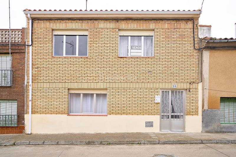 Foto df6a9daa-c55b-499a-b5c2-d9069bb1ffde. Casa adossada amb aparcament a Fuentesaúco