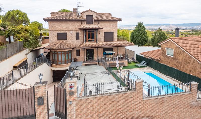 Foto 5c39343f-7d6e-4951-bec9-b490e8cbc624. Chalet avec chauffage parking piscine dans Cabanillas del Campo