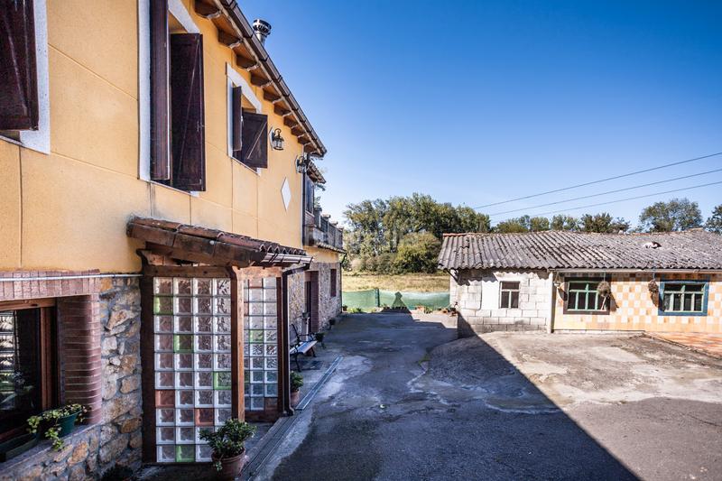 Foto d84abd52-e360-4bf3-984a-4f1eb32b9e4e. Chalet con camino parcheggio in El Berrón-La Carrera Siero