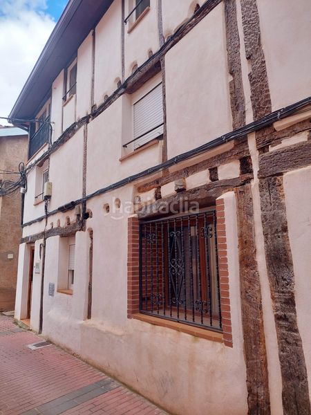 Foto b831f52e-eeae-4327-86b9-ce120068093a. Casa adossada amb aparcament a Camprovín