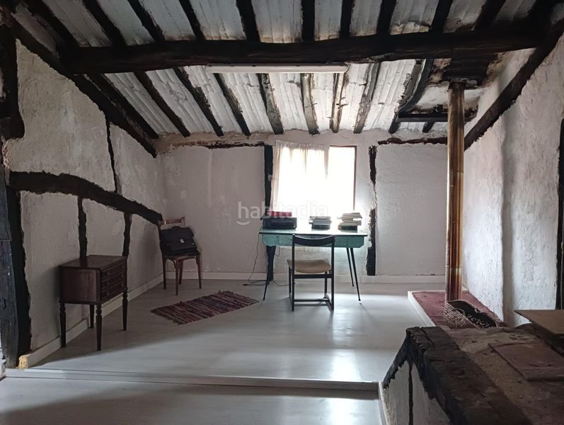 Foto b935aa51-9d99-4343-98f6-75f621c09e84. Casa adossada amb aparcament a Camprovín