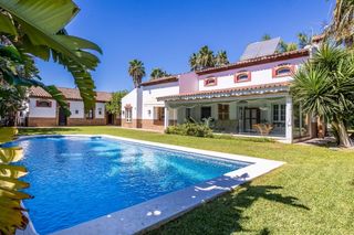 Casa in Caballero Bonald-S. José Obrero-Guadalcacín. Casa con exclusividad blindada en jerez tu refugio privado con a