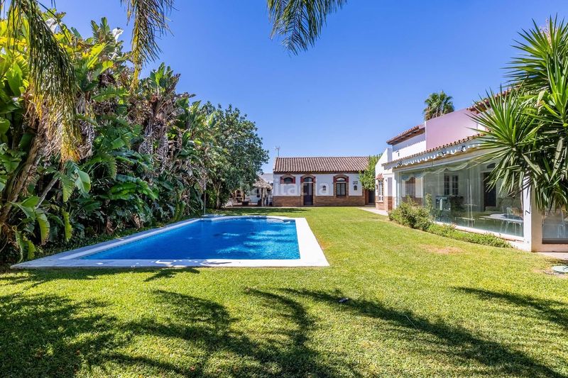 Foto 2d880645-1d43-4e15-b5ac-e4c3a63d9a94. Casa  con exclusividad blindada en jerez tu refugio privado con alma de oasis tropical. en Jerez de la Frontera