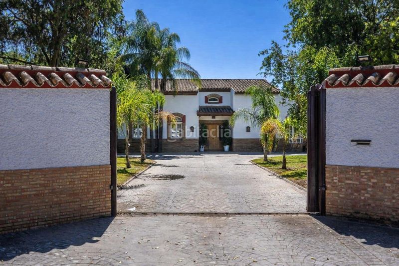 Foto 3a084611-d01b-4858-b5cf-75039274b456. Casa  con exclusividad blindada en jerez tu refugio privado con alma de oasis tropical. en Jerez de la Frontera