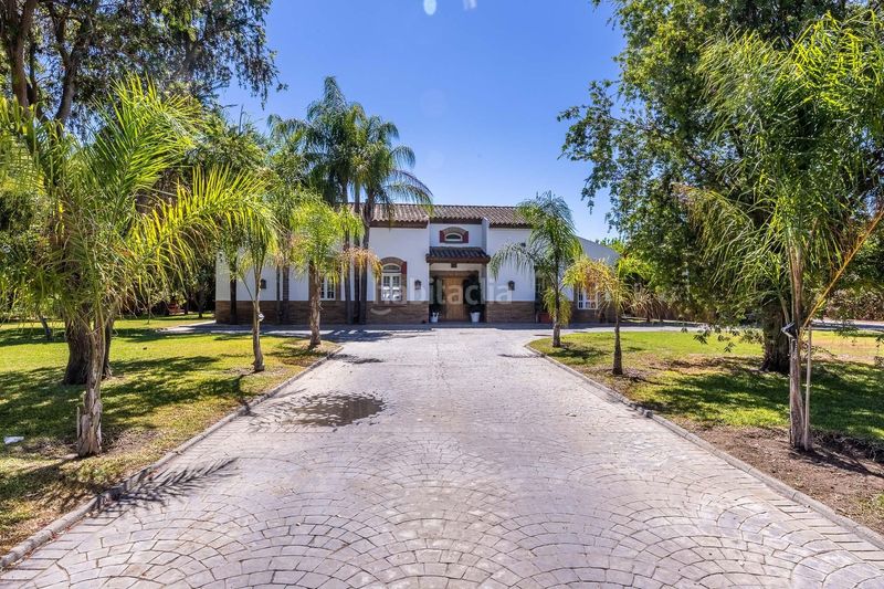 Foto 5ed50c79-8116-46d3-a295-68d56ac72f20. Casa  con exclusividad blindada en jerez tu refugio privado con alma de oasis tropical. en Jerez de la Frontera