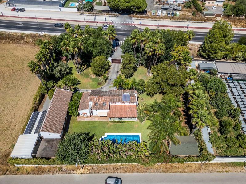 Foto 7d0b23bd-84d0-4807-bcb5-d6a076e0c2b7. Casa  con exclusividad blindada en jerez tu refugio privado con alma de oasis tropical. en Jerez de la Frontera
