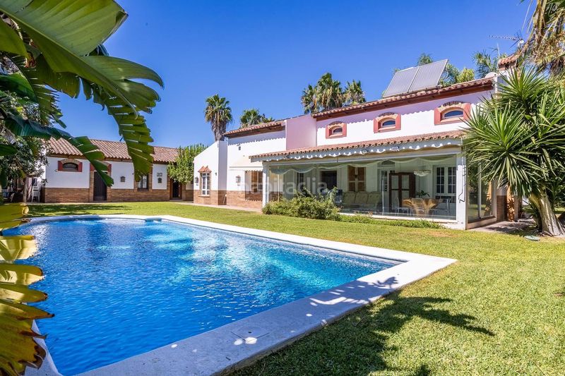 Foto b8aa4aca-093f-4671-a24d-a5bbbc88d478. Casa  con exclusividad blindada en jerez tu refugio privado con alma de oasis tropical. en Jerez de la Frontera