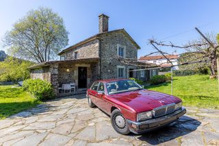 Xalet a Cesuras. Casa de piedra señorial con finca, piscina y negocio turístico e