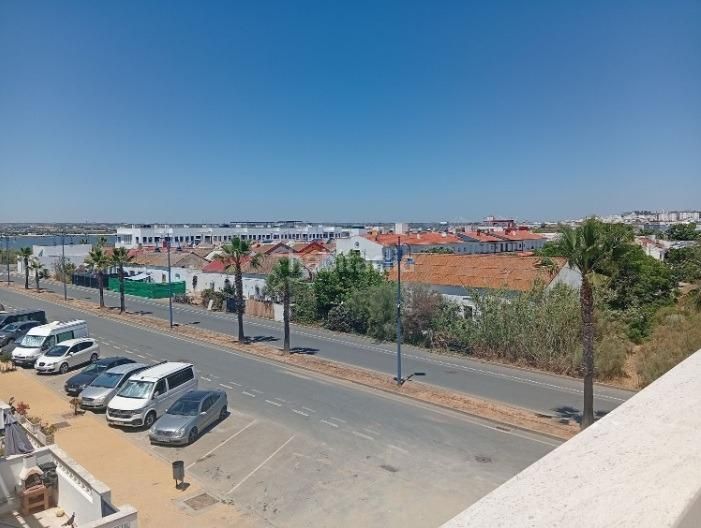 Foto c4e3d4f5-ac9d-430c-8ce8-a8481aeb38a6. Casa adossada amb aparcament a Ayamonte ciudad Ayamonte