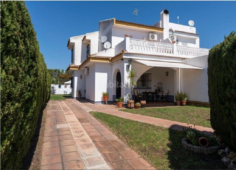 Foto 5c9efce8-e135-4f23-b74a-9edbf8232049. Casa aparellada amb aparcament a Almonte Almonte