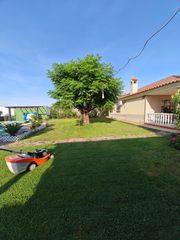 Xalet a Villanueva de la Serena. Dos viviendas, piscina, jardin y huerto a minutos de d. benito o