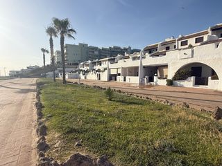 Casa a Almonte. Fantástica casa en primera línea de playa en la urbanización kab