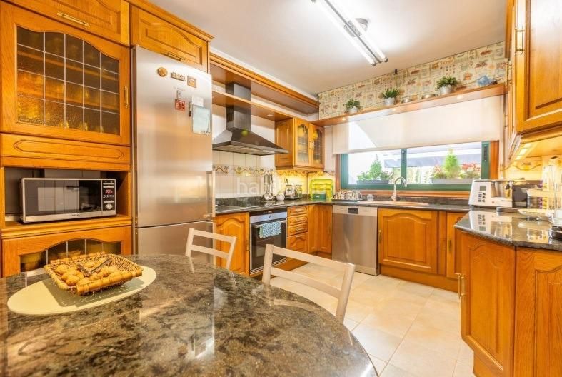 Foto a8a0f775-e3a2-4588-8728-48043b64b6b0. Casa adossada amb aparcament a Eirís Coruña (A)