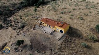 Chalet in Hornachos. Finca con vivienda, manantial propio y vistas al río matachel en