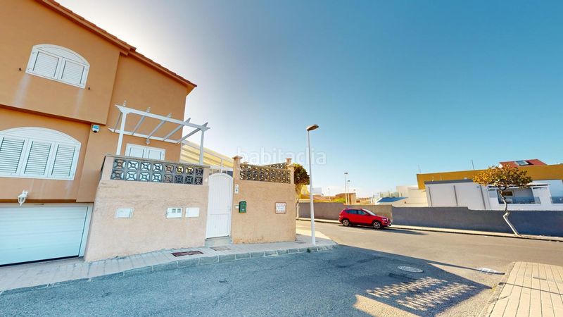 Foto e5498c70-1b4f-49f9-a9fc-5c9ad1114c4a. Casa exclusiva vivienda unifamiliar en esquina, situada en la codiciada zona de hoya pozuelo la garita. en Telde