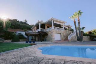 Xalet a Medellín. Chalet de lujo con piscina y pista de tenis frente al puente rom
