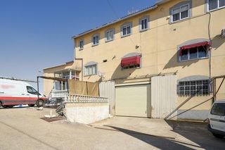 Gebäude in Pajares de la Laguna. Edificio de 661 m2 con restaurante, pensión y vivienda a 15 minu