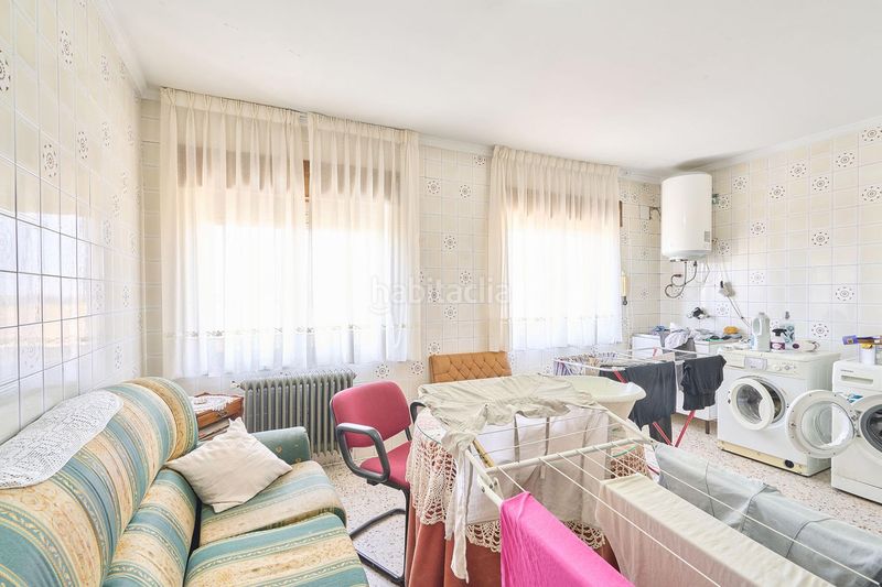Foto b2bc0532-81a7-4dd6-ab8f-fb31559f9eb7. Edifici a Pajares de la Laguna