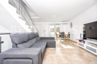 Casa in Playa del Hombre - Taliarte - Salinetas. Casa pareada triplex con energía solar y piscina privada