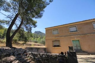 Chalet in Las Tiesas. Impresionante finca de 30 hectáreas con terreno cultivable y vis