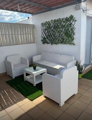 Maison jumelée à Almonte. Casa adosada con patio, azotea privada, aparcamiento y trastero