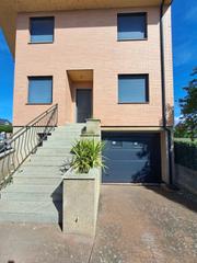 Casa a schiera en Calle cabo de pea 43. Venta chalet adosado en compostilla.