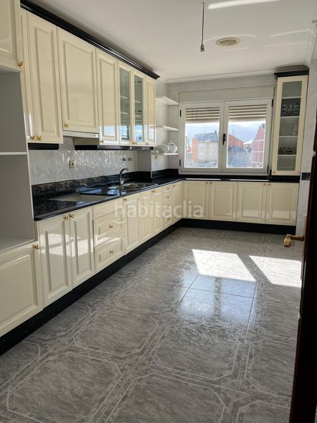 Foto e0427f90-03c2-41b5-90e2-8856dd8dfcfa. Casa amb aparcament a Cuatro Vientos Ponferrada