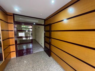 Pis a Zona Alta. Venta amplio y reformado piso con local comercial en ponferrada