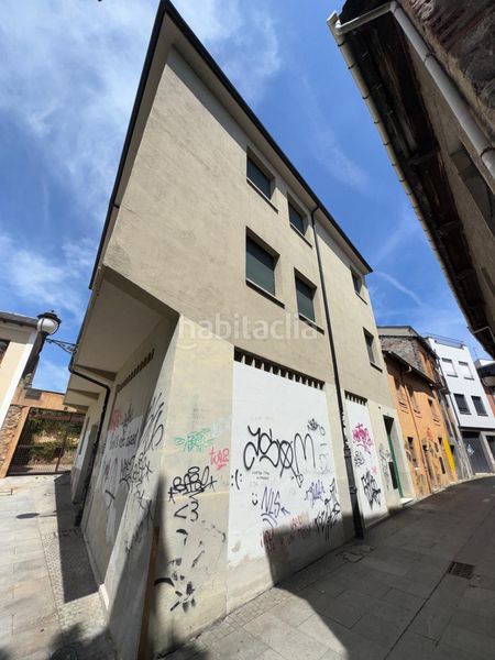 Foto defbc367-ea01-42d9-869b-492cd62ff630. Edifici a Zona Alta Ponferrada