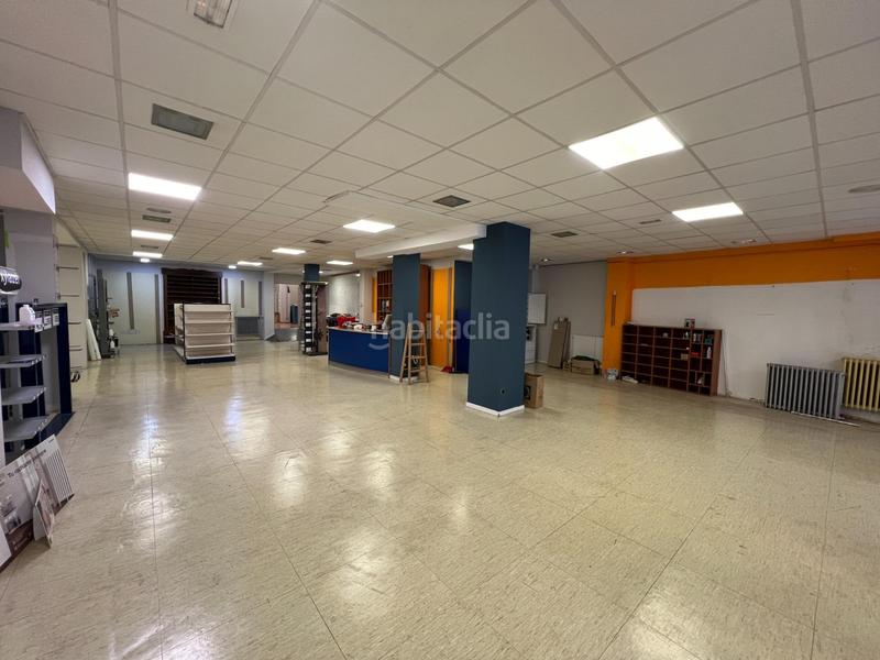 Foto 187d7e5c-9407-4458-8c33-63c85e7a272b. Alquiler local comercial amplio local comercial en el corazón en Ponferrada