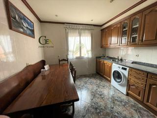 Haus  Otsabi auzoa. Conjunto de vivienda en la primera planta y asador junto a 4.000