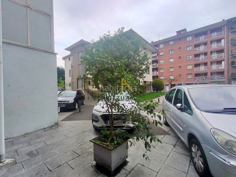 Foto d939faaf-127a-4338-bf39-983b36c39889. Aparcament cotxe a Villabona