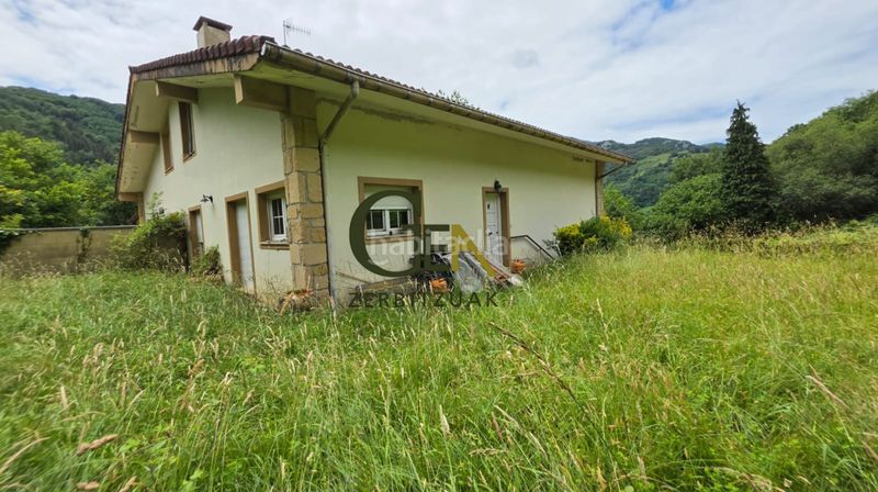 Foto cf94a544-4ea5-4668-9176-7598aae0643a. Casa aparellada amb xemeneia calefacció a Alkiza