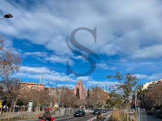 Aparcament cotxe  Avinguda meridiana. Junto metro navas- amplia plaza en finca joven.